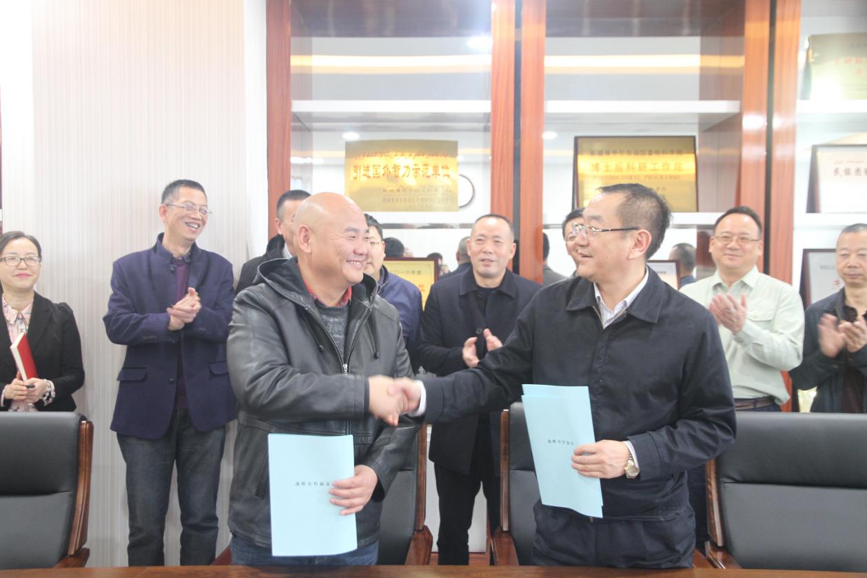 自治区畜牧兽医局党组成员、畜牧科学院党委书记、副院长冯东河与三亚雪古丽现代生态农业综合开发有限公司董事长朱建明签订战略合作协议签约仪式圆满成功
